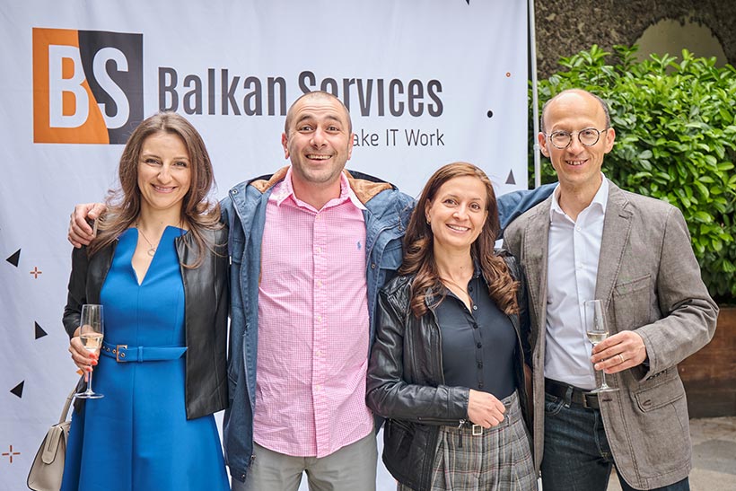 Посрещане на клиенти на празнество за рожден ден на Balkan Services - balkanservices.com